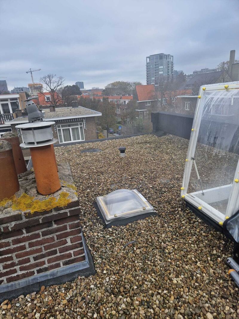 Dak met grind, lichtkoepels en schoorsteenkanalen