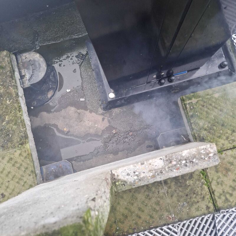 Plat dak met een lager gelegen dakdeel waar water staat
