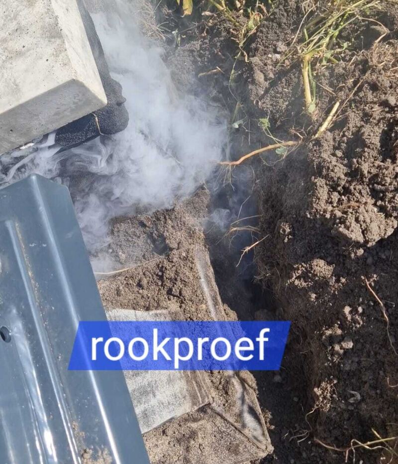 Rookproef bij een afvoerleiding in de grond, rook komt langs de leiding naar boven