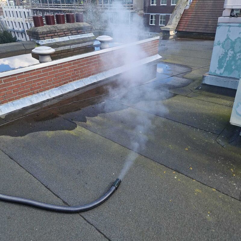 Rookproef langs een dakrand op een plat dak