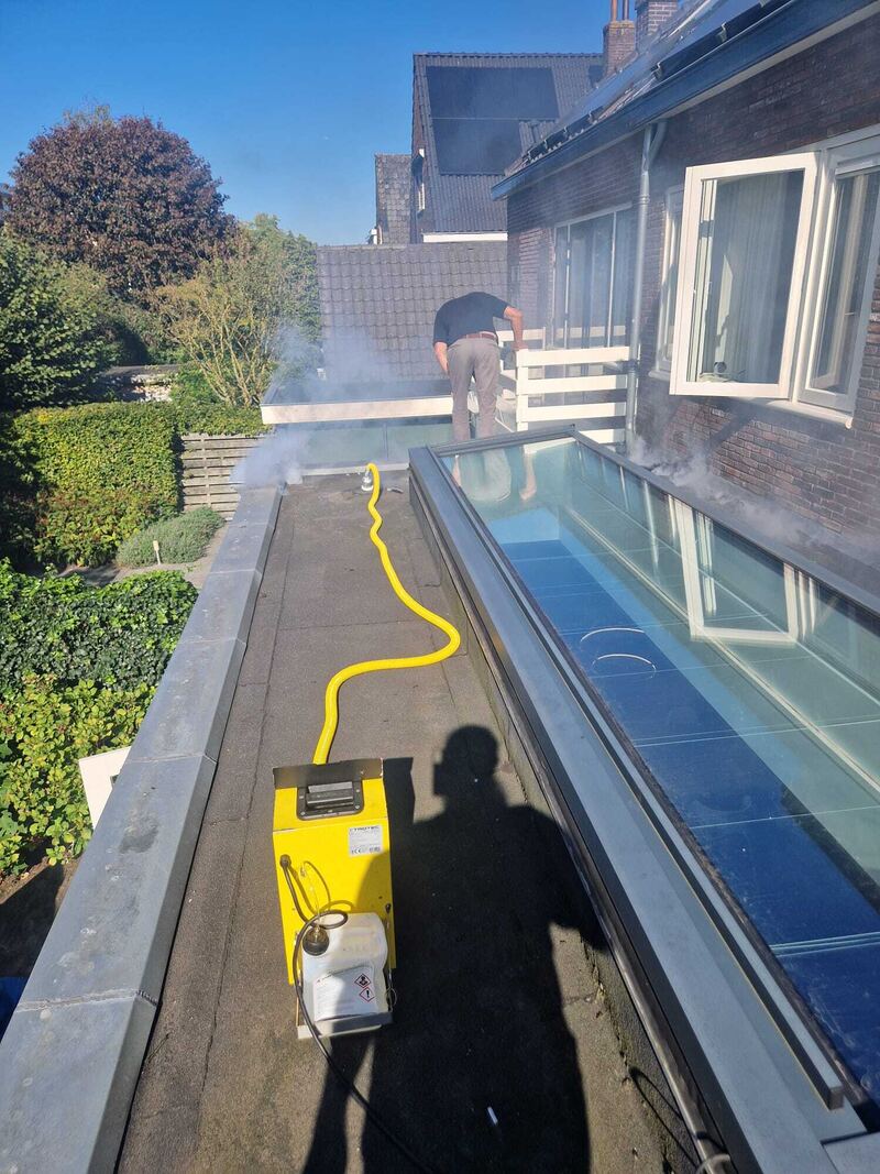 Rookproef langs een lichtstraat op een plat dak