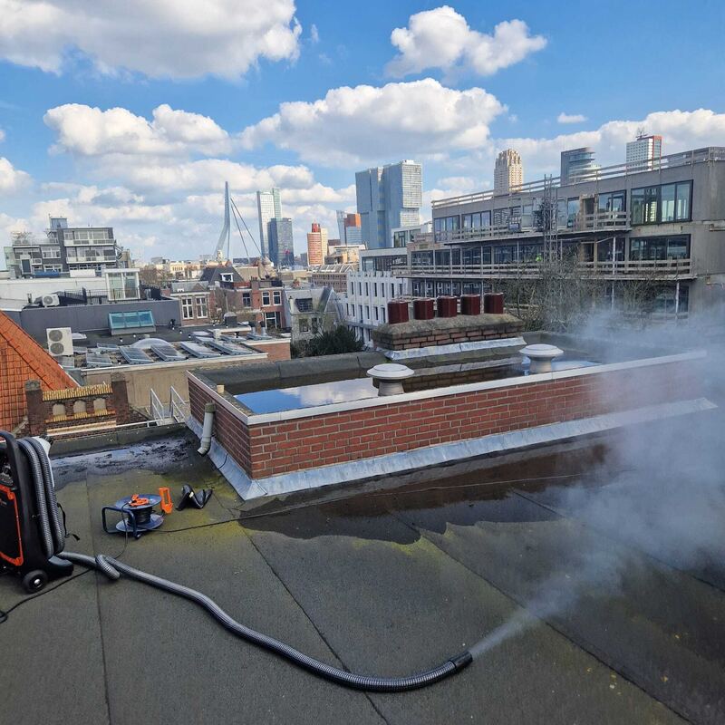 Rookproef op een plat dak langs een bakstenen dakrand