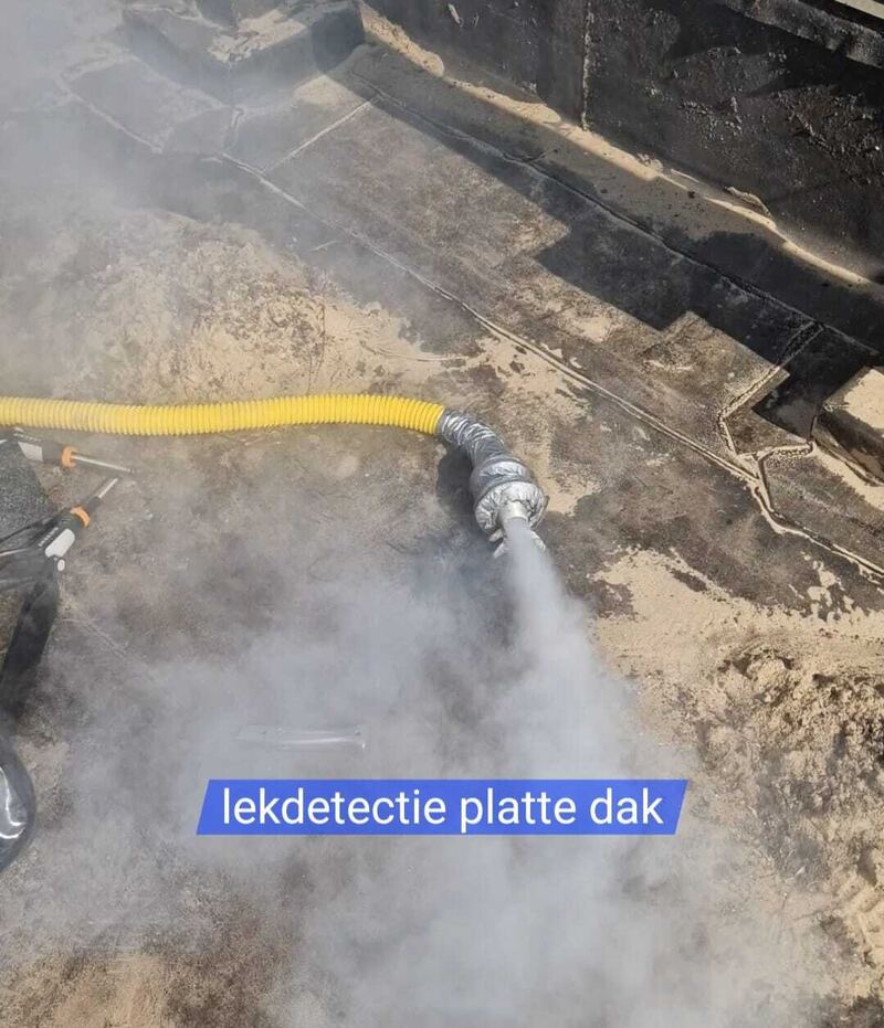 Rookproef op een plat dak, rook komt uit de dakopbouw