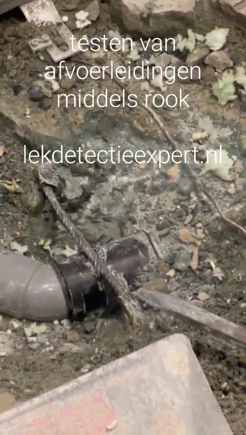 Rookproef riool — rook ontsnapt via barst in afvoerleiding als lekpunt