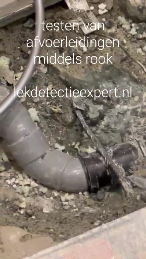 Dichte rookwolk bij gebarsten afvoerkoppeling — lekpunt definitief aangetoond via rookproef