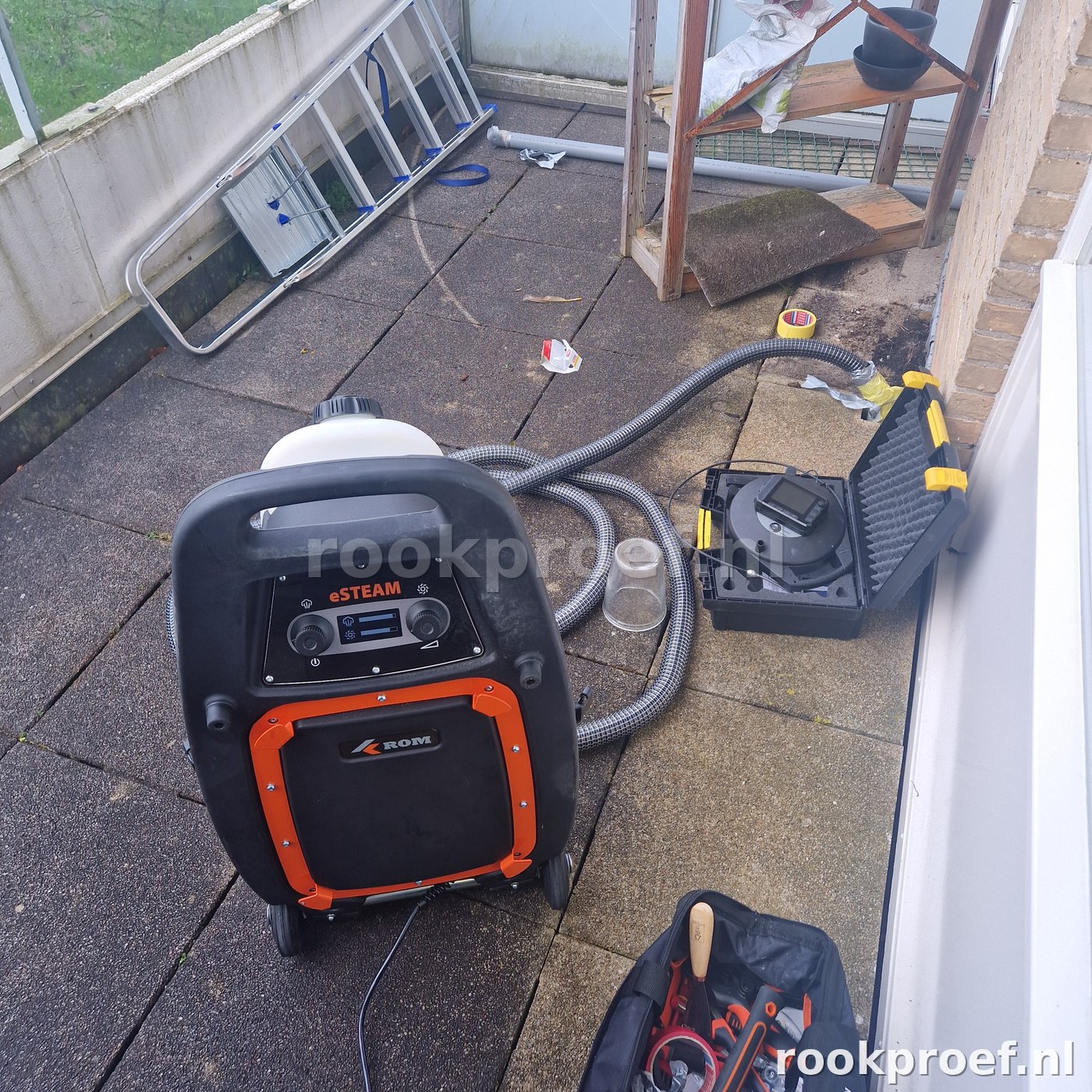 Endoscoop en rookgenerator op dak voor HWA pluvia systeem inspectie — combinatie van technieken bij lekkage