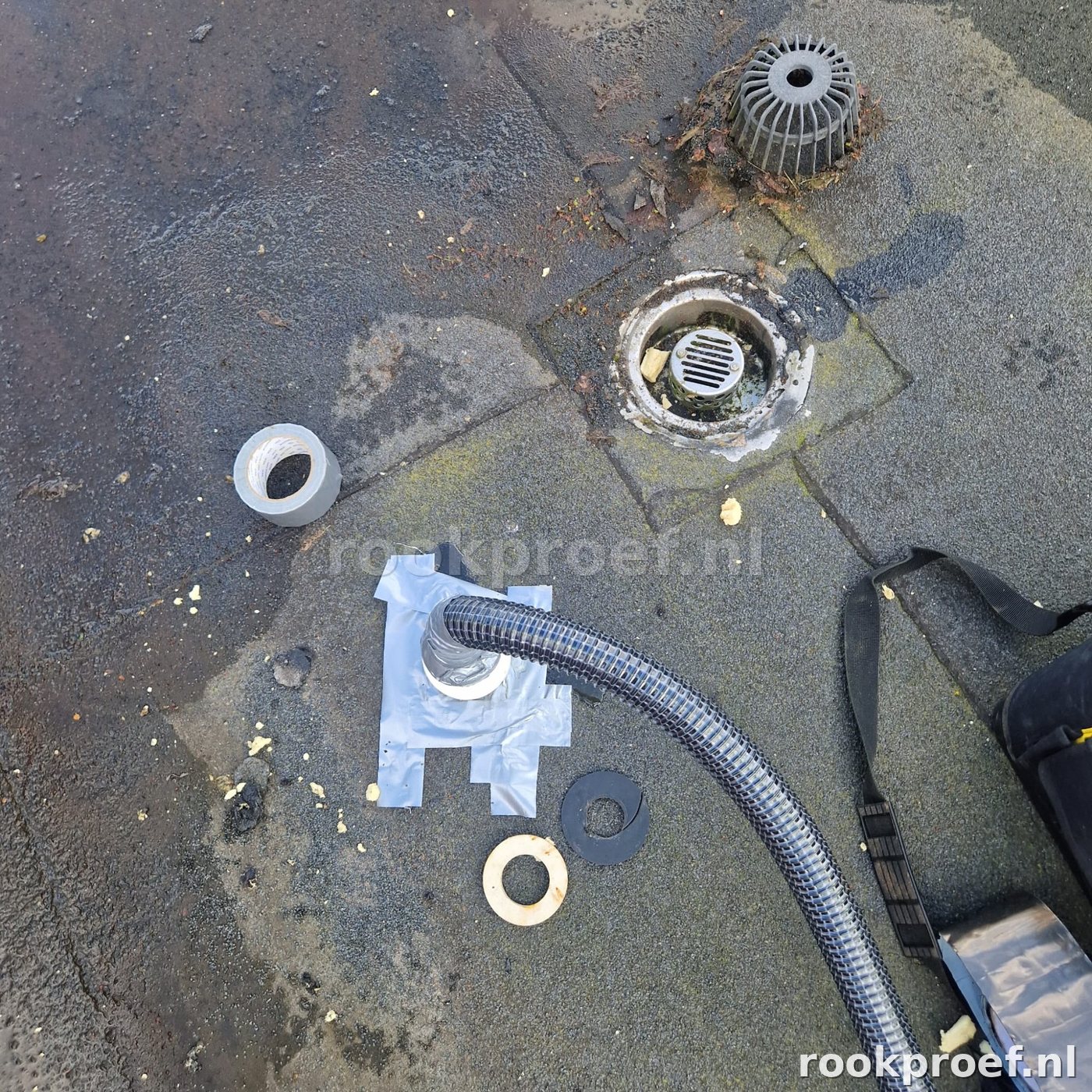 HWA dakafvoer detail met rookslang en rubber afdichtring — voorbereiding rookproef plat dak