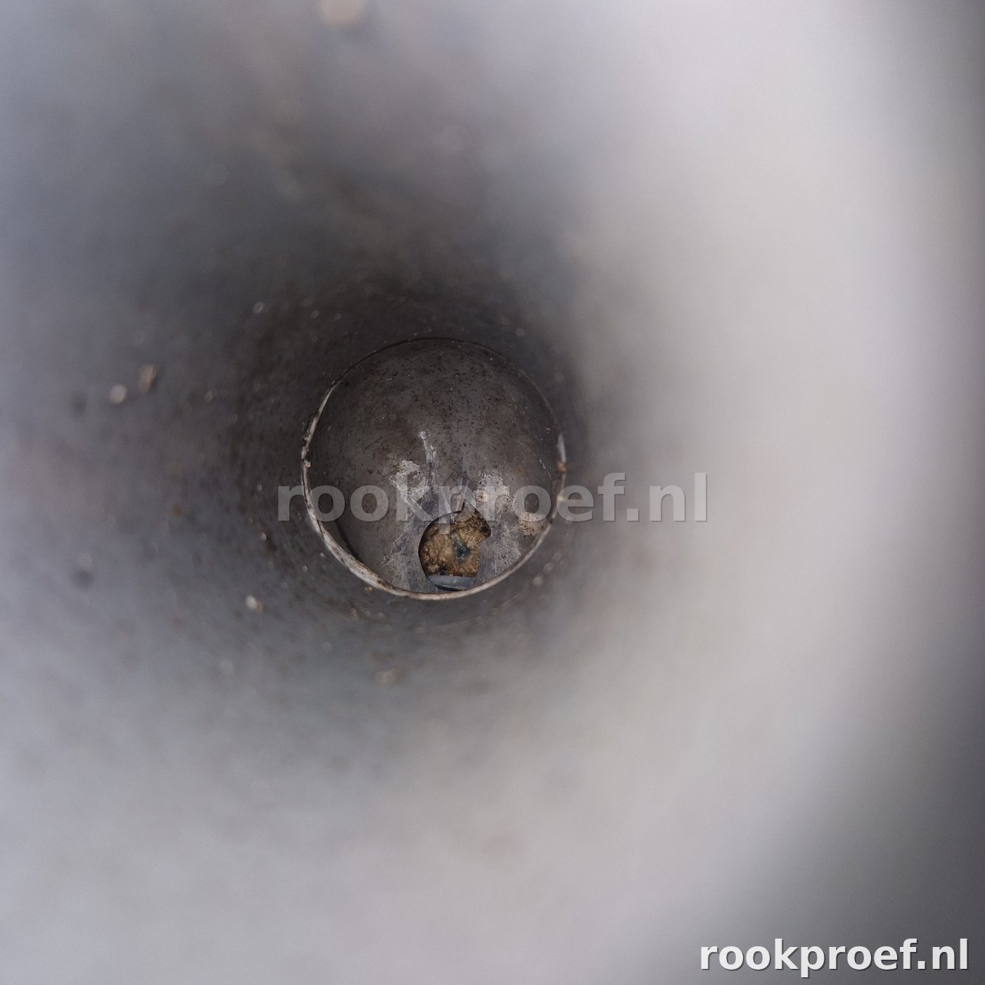 Endoscopie camera beeld binnenin HWA-leiding — losse koppeling zichtbaar als oorzaak van lekkage