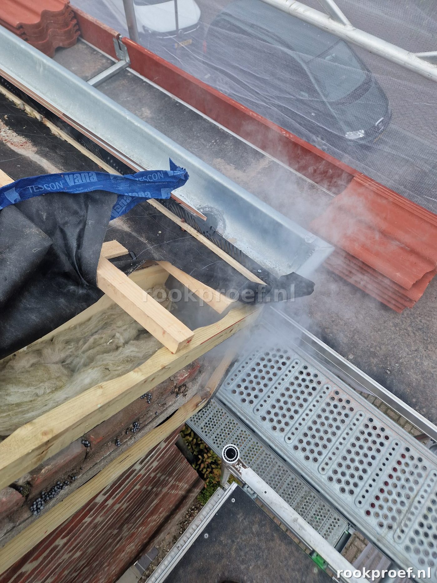 Rook ontsnapt bij dakrandprofiel pannendak — luchtdichtheid test met Tescon Vana tape zichtbaar