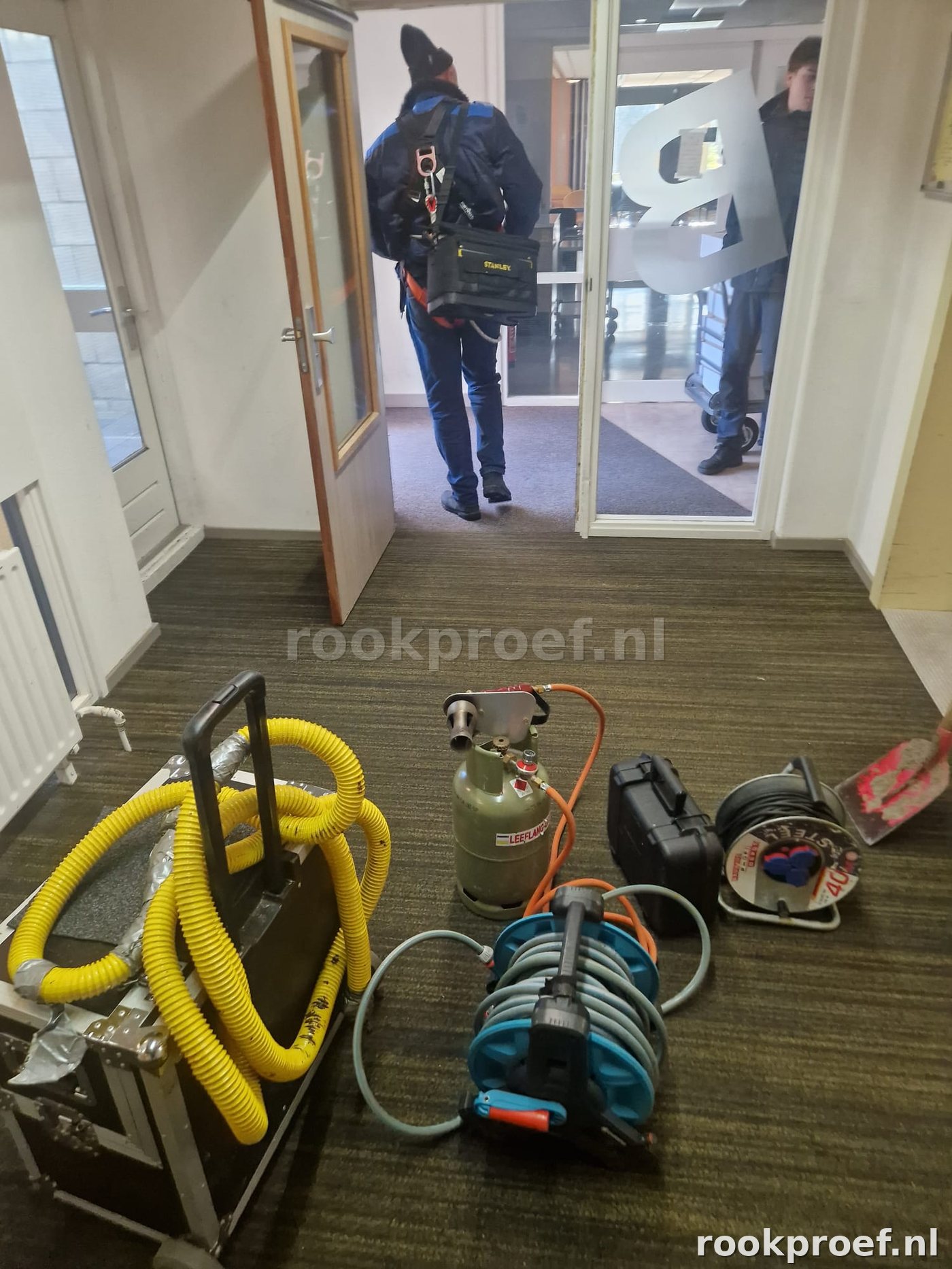 Rookproef Nederland team met volledige apparatuur klaar voor bedrijfspand inspectie