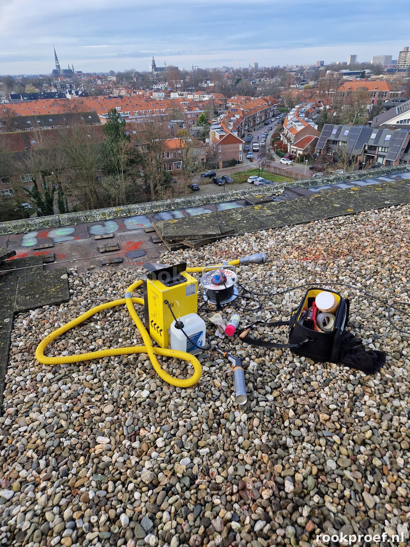 Rookproef Nederland team in actie bij daklekkage inspectie voor woningcorporatie