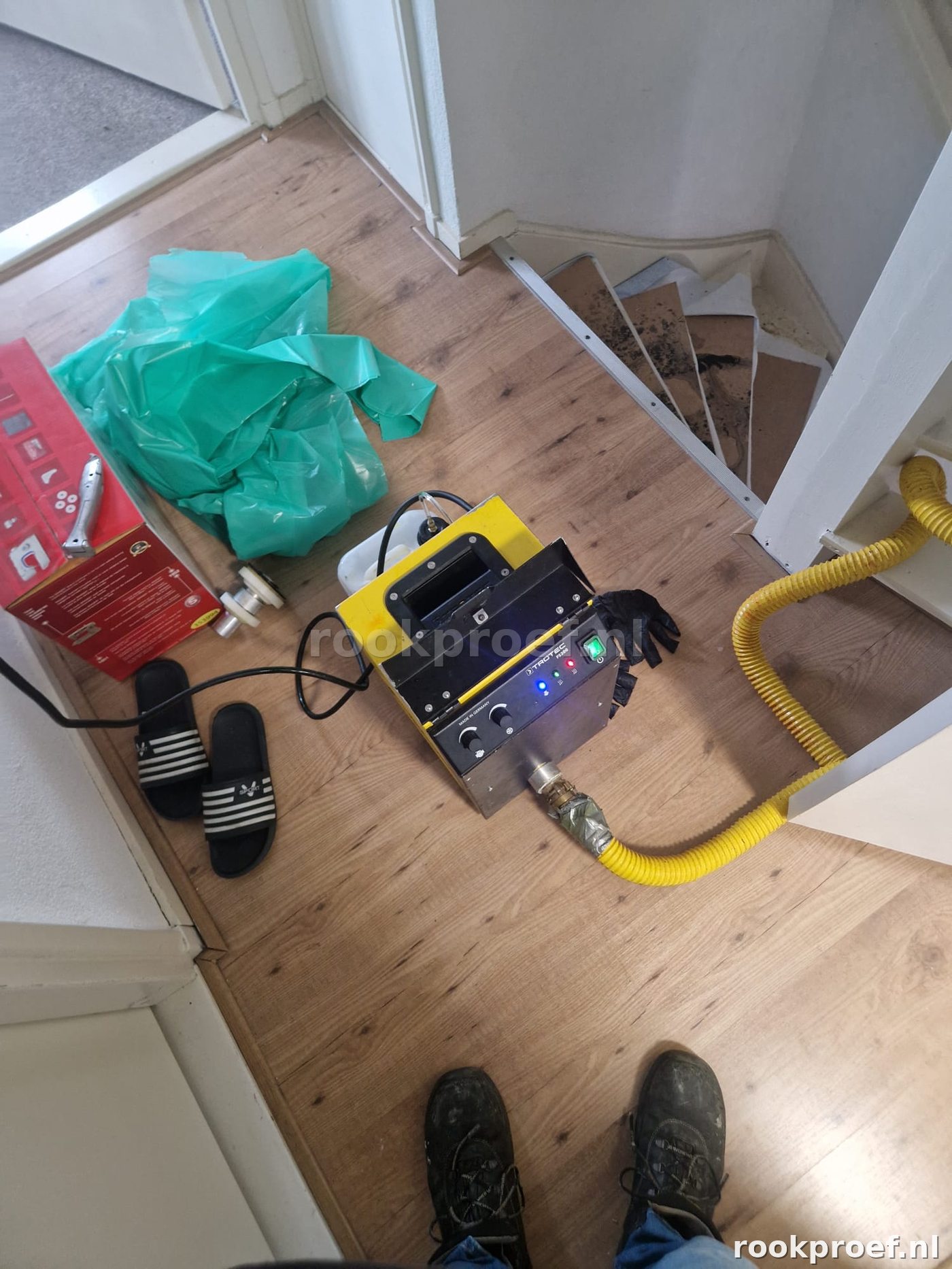 TROTEC rookmachine klaar voor gebruik in woning bij trapkast — voorbereiding riool of stankoverlast test