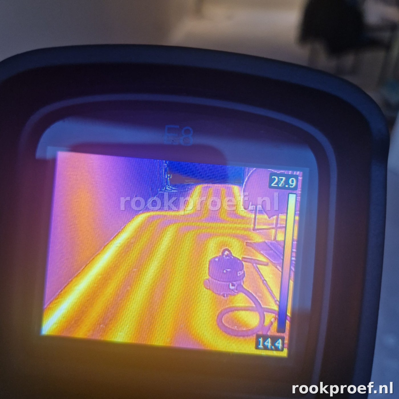 Infraroodcamera beeld vloerverwarming — warmtepatroon toont leidingpatroon en temperatuurverschillen bij thermografie lekdetectie