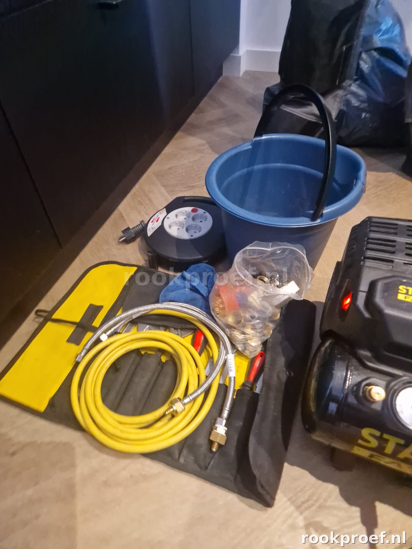 Complete traceergas apparatuur — gele slang, fittingen en STANLEY compressor